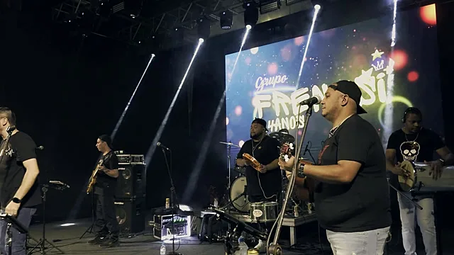Grupo Frenesi no palco, show de 24 anos