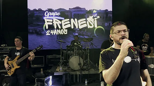 Palco com o painel de LED do Grupo Frenesi
